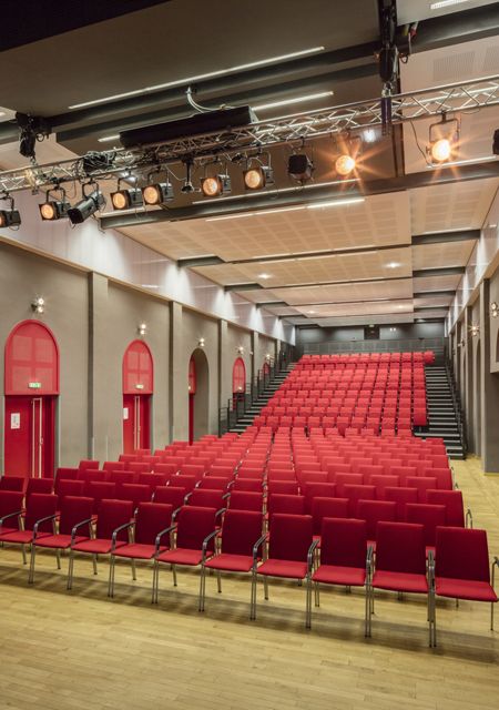 La salle du Brassin, rangées de fauteuils rouges face à la scène